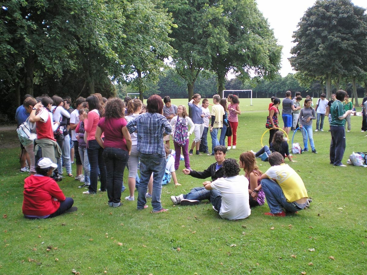 Los monitores españoles acompañan a los jóvenes mientras aprenden inglés